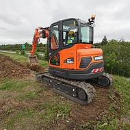 Neue Stufe V-konforme Ausf&uuml;hrungen der 6- und  8-t-Kompaktbagger von Doosan