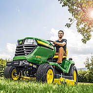 John Deere f&uuml;hrt die neuen Rasentraktoren der Serien X300 und X500 ein