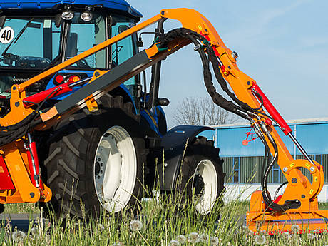 Traktoren mit RASCO Heckm&auml;her f&uuml;r die M&auml;hsaison vorbereiten
