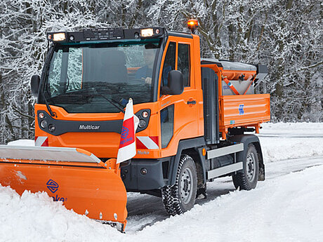 Den Winter gut im Griff im Ger&auml;tetr&auml;ger und Maschinen von Hako 