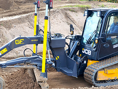 JCB stellt neuen Kompaktlader 320 T mit lasergesteuertem Grader vor