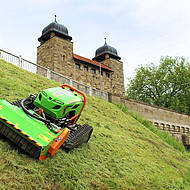 Neue 28 PS MDB-Funkraupe mit Fahrwerksverbreiterung