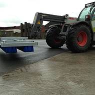 Anbaublockbesen KehrFix &ndash; eine echte Alternative zu rotierenden Kehrsystemen im kommunalen Bereich