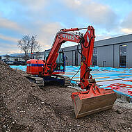 Neue Logistikhalle: schnellere Lieferung von Bagger-Anbaugeräten