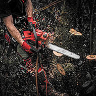 Akku-Tophandle-Kettensägen mit 18 Volt: kompakte Bauform für Komfort und Sicherheit