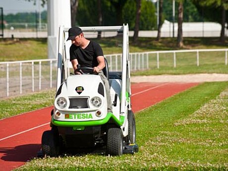 ETESIA: Neuer Aufsitzm&auml;her 4x4 H124P Meister auf jedem Gel&auml;nde