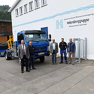 &Uuml;bergabe des Fuso Canter mit Maytec Abroll-Kipper an das Wasserwerk Hammer