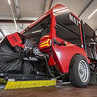 GST GmbH pr&auml;sentiert ihre gezogene Anh&auml;ngerkehrmaschine GST M0.7 