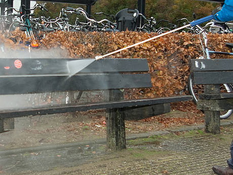 Unkrautbek&auml;mpfung und Reinigung von Stadtmobiliar mit einem einzigen Ger&auml;t 