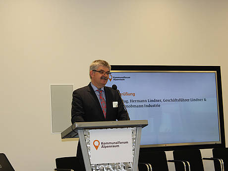 Kommunalforum Alpenraum: Der neue Unitrac 112 LDrive unterstützt Gemeindekooperationen