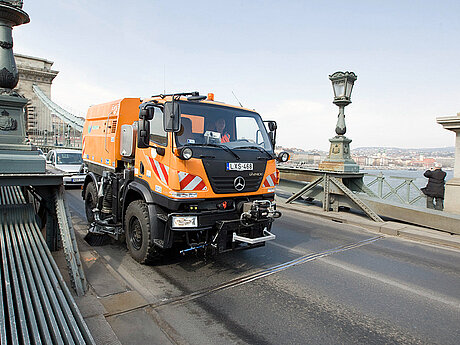 Unimog U 20 in der Altstadt von Budapest 