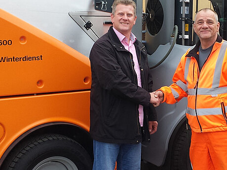 Multifunktionaler Ger&auml;tetr&auml;ger f&uuml;r effiziente Au&szlig;enreinigung 