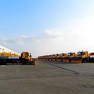 Sieben Mercedes-Benz Actros im Flughafen-Winterdienst 