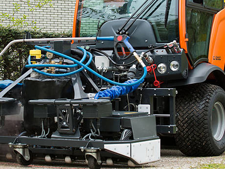 Chemiefreie Wildkrautbek&auml;mpfung auf gro&szlig;er Fl&auml;che