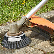 Bürsten-Einsatz: effektive Beseitigung von Unkraut