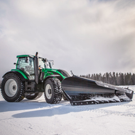 Weltrekord: Fahrerloser Valtra r&auml;umt Schnee bei 73,171 km/h