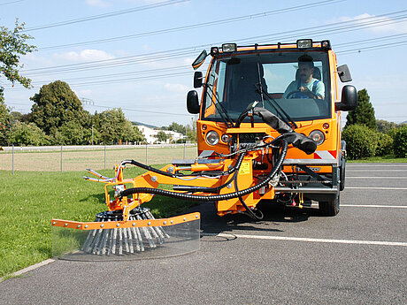 Multicar FUMO Carrier H mit Wildkrautb&uuml;rste