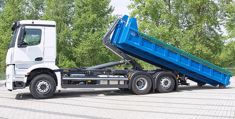 Sicheres Bedienen von Abroll- und Absetzkippern