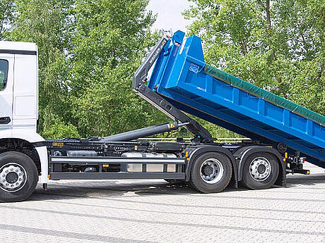 Sicheres Bedienen von Abroll- und Absetzkippern