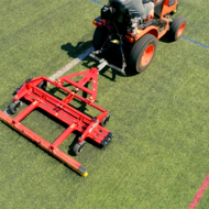 TurfTuner TT2000: neues Anh&auml;ngeger&auml;t zum Auflockern von Kunstrasen