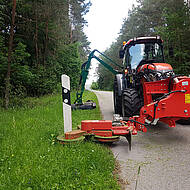 Zaunkönig kommunal: Pfosten- und Kantenpflege für die Straßenunterhaltung