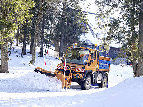 M&auml;hen, kehren, r&auml;umen: Der Unimog kommt in allen Jahreszeiten zum Einsatz &ndash; U 219 ersetzt U 216