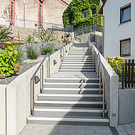 H&ouml;henunterschiede stilvoll &uuml;berbr&uuml;cken: Au&szlig;engestaltung mit Stufen von FCN