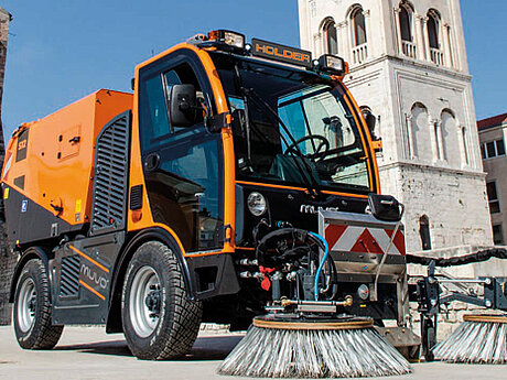 Neu bei Holder: Die leistungsstarke Kehrsaugmaschine SX2 f&uuml;r den Holder MUVO 