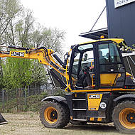 JCB Hydradig 110W: Henne liefert Mobilbagger in Stadtg&auml;rtnerei