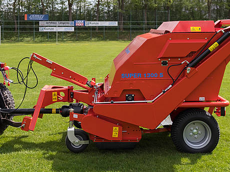 Kompakter Kehrer f&uuml;r Kleintraktoren: Neue Rasenmaschine von Wiedenmann