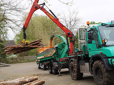 Mit seinem saftgr&uuml;nen Unimog macht Sascha Vo&szlig; B&auml;ume zu Kleinholz