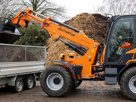 Flexibler Einsatz im kommunalen Umfeld mit dem Teleradlader Sch&auml;ffer 6680 T