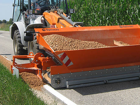 Viel Strecke machen mit der neuen gro&szlig;en Material-Verteilschaufel &bdquo;Finliner&ldquo; von Optimas