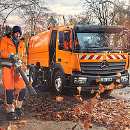 Daimlers Atego r&auml;umt mit dem Laub auf