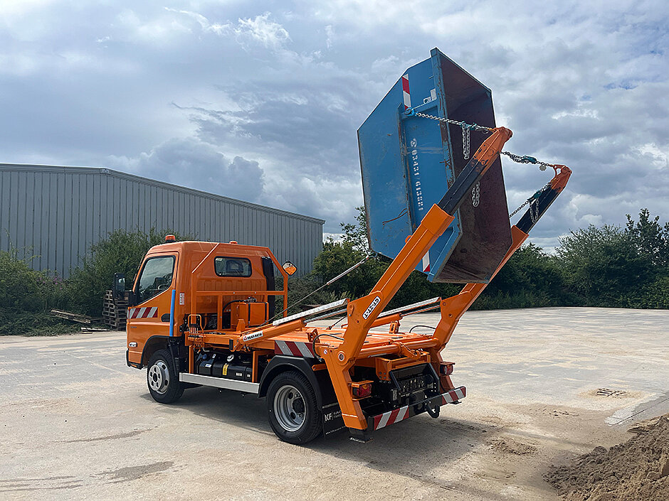 Allrounder mit vielseitigem Aufbau für Containerhandling und Winterdienst