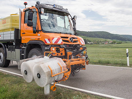 Unimog U 530 sorgt f&uuml;r saubere Begrenzungspf&auml;hle 