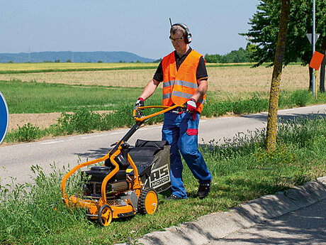 Rasen- und Gr&uuml;nfl&auml;chenpflege: Am Hang lieber mit 2-Takt-Motor
