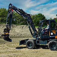 F&uuml;r den st&auml;dtischen Bauhof: Mobilbagger HW100A mit Verstellausleger 