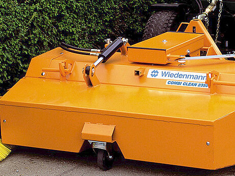 Kehrmaschine &bdquo;Combi Clean&ldquo;: Anbauger&auml;t in sechs Breiten