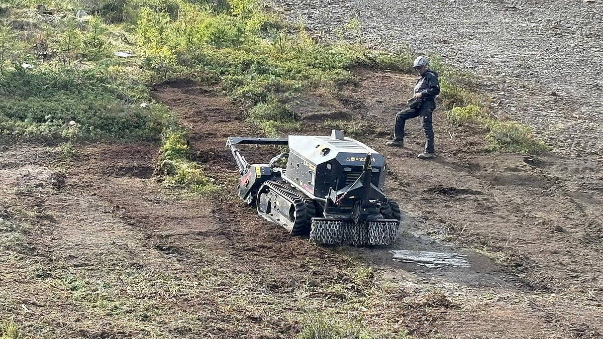 Funkraupe Raptor 100: vielseitiger Helfer für Sommer und Winter
