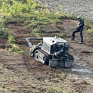 Funkraupe Raptor 100: vielseitiger Helfer für Sommer und Winter