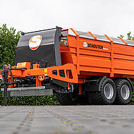 Hohe Schnittbreite und Kapazit&auml;t: der Faunus F2118 M&auml;h-Ladewagen