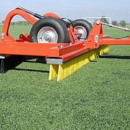 Kunstrasen in der kalten Jahreszeit:  Fasern s&auml;ubern und aufrichten mit Ger&auml;ten von Wiedenmann