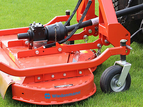 Rasenm&auml;hen mit Kompakttraktoren