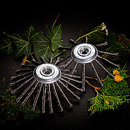 Einfache Unkrautentfernung mit vielseitig einsetzbarer Bürste