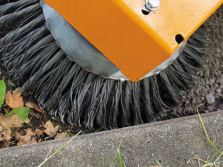 B&uuml;rstenkraft statt Chemie mit dem neuen Wildkrautentferner von AS-Motor