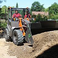 Kiesel: Hitachi-Kompaktradlader &ndash; Geduldiger Lastentr&auml;ger im Garten- und Landschaftsbau