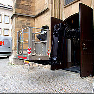 Kettenarbeitsb&uuml;hne von Lanz bei Sanierungsarbeiten der Stuttgarter Stiftskirche im Einsatz