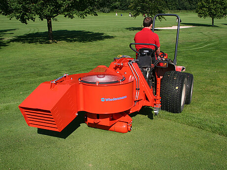 Laubbl&auml;ser f&uuml;r Kompakttraktoren werden leistungsst&auml;rker Bl&auml;tterpusten in Orkanst&auml;rke