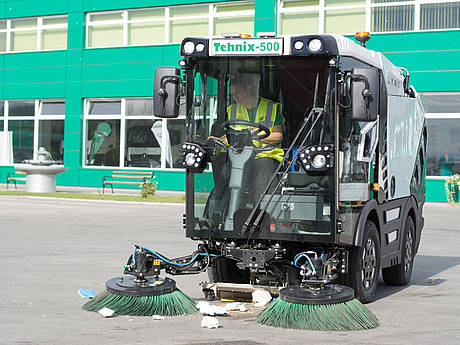 Lynx High-Tech-Kehrmaschine von RASCO h&auml;lt Werke der Firma Tehnix in Kroatien instand